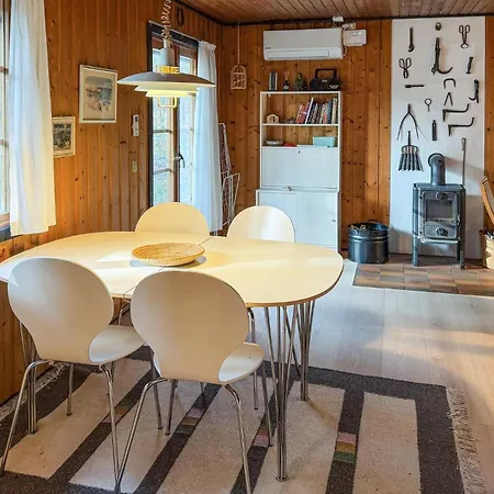 Feriehus 3 Bedroom Amazing In Aakirkeby Vester Somarken