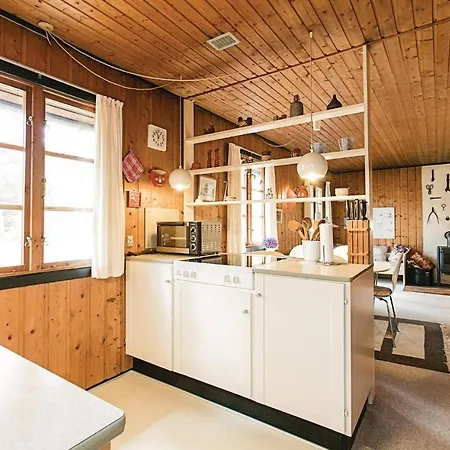 3 Bedroom Amazing In Aakirkeby Casa de Férias Vester Somarken