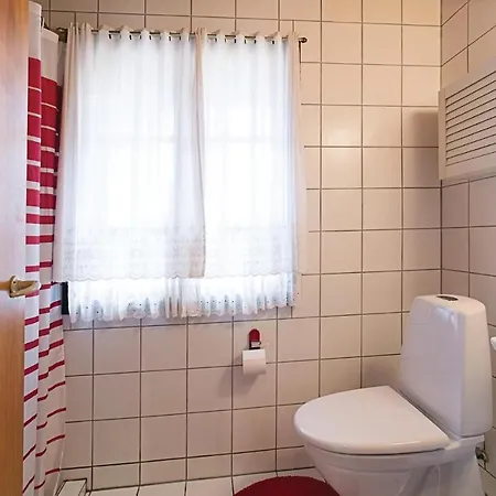 3 Bedroom Amazing In Aakirkeby Casa de Férias Vester Somarken